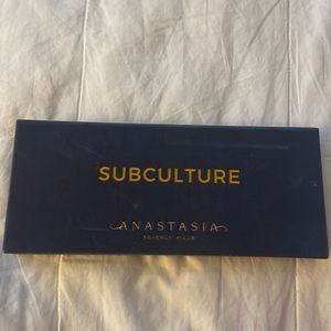 Eye shadow palette 🎨 (Never used)